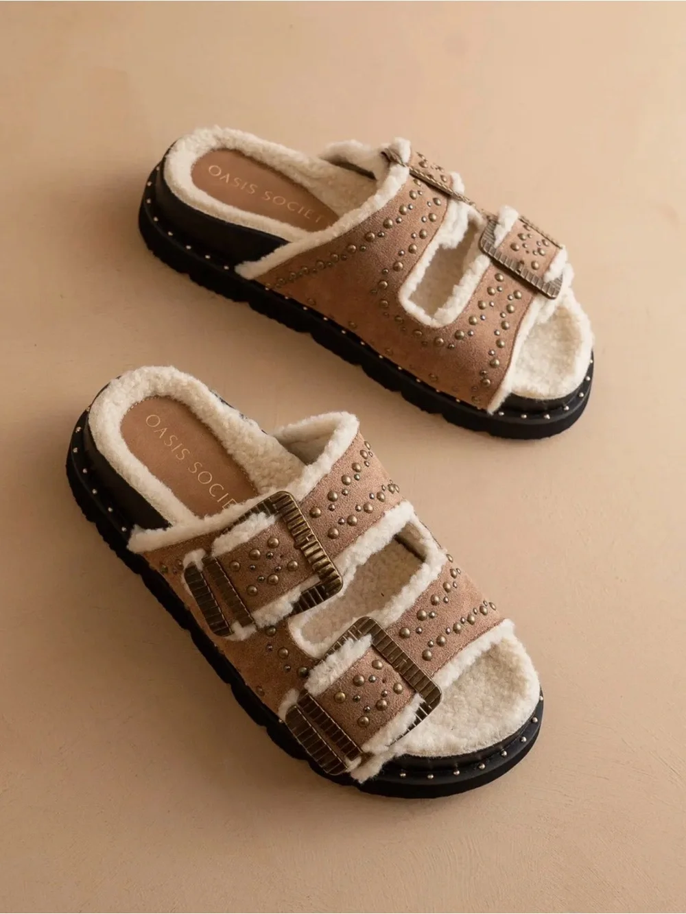 Oasis Society Women's Tan Studded Faux-Shearling Buckle Slides